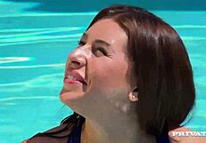 नॉटी एली स्विम टीम की जगह के लिए ट्रेनर के साथ एटीएम करती है