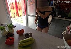 elle se prend un concombre dans la chatte pour la première fois - dazzlingfacegirl