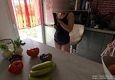 elle se prend un concombre dans la chatte pour la première fois - dazzlingfacegirl