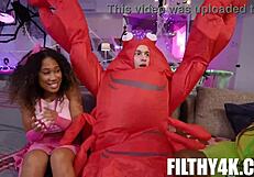 अरे, कॉसप्ले सौतेली माँ को Johnny Love, Naomi Foxxx, और Skyla Sun के साथ वाइल्ड थ्रीसम में देखना चाहते हो?