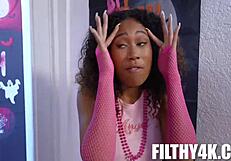 अरे, कॉसप्ले सौतेली माँ को Johnny Love, Naomi Foxxx, और Skyla Sun के साथ वाइल्ड थ्रीसम में देखना चाहते हो?