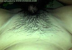 हे, देखो, मैं अपनी वाइफ की हॉट गांड पर मॉन्स्टर लंड से अनलोड कर रहा हूँ!