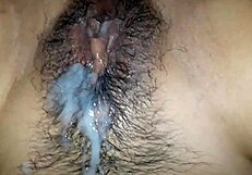 हे, देखो, मैं अपनी वाइफ की हॉट गांड पर मॉन्स्टर लंड से अनलोड कर रहा हूँ!