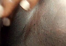 यह कालाबार बिच वाइल्ड स्क्रीम्स के साथ फक करती है और ज्यूसी क्लिट।