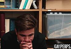 यंग परपेट्रेटर ऑफिसर के ह्यूज ब्लैक कॉक पर यूनिफॉर्म में बेयरबैक बाउंस करता है