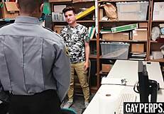 यंग परपेट्रेटर ऑफिसर के ह्यूज ब्लैक कॉक पर यूनिफॉर्म में बेयरबैक बाउंस करता है