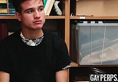 यंग परपेट्रेटर ऑफिसर के ह्यूज ब्लैक कॉक पर यूनिफॉर्म में बेयरबैक बाउंस करता है