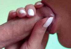 Semen en la boca de la teen 18+ amateur después de blowjob intenso.