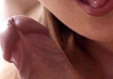 Semen en la boca de la teen 18+ amateur después de blowjob intenso.