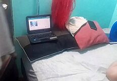 वह वेबकैम पर मुझे चूसती है जबकि हम डॉगीस्टाइल हार्ड चुदाई करते हैं