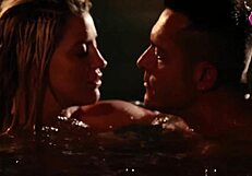 Une Fille Blonde Qui Baise Avec Deux Hommes Murs