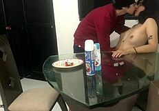 मैं इतना हॉर्नी हो जाता हूं कॉक चूसते समय स्ट्रॉबेरी और क्रीम के साथ, लीडिंग टू डीपथ्रोट और क्रीमपाई