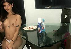 मैं इतना हॉर्नी हो जाता हूं कॉक चूसते समय स्ट्रॉबेरी और क्रीम के साथ, लीडिंग टू डीपथ्रोट और क्रीमपाई