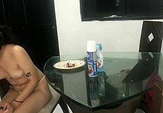 मैं इतना हॉर्नी हो जाता हूं कॉक चूसते समय स्ट्रॉबेरी और क्रीम के साथ, लीडिंग टू डीपथ्रोट और क्रीमपाई