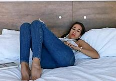 LATINA MILF EXPLODES IN STRONG ORGASM DURING EROTIC STORY