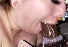 मस्त थ्रोटमैजिक बड़ी वेन वाली लंड को गहरी स्किल से पूजती है