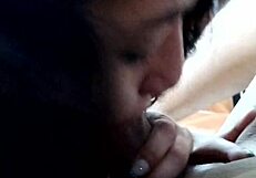 se engolosina mamando y tomando pis