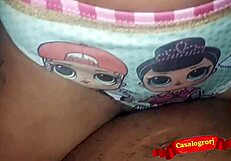 हॉर्नी 18+ सौतेली बेटी झुककर गुप्त रूप से सौतेले बाप का लंड रगड़ती है