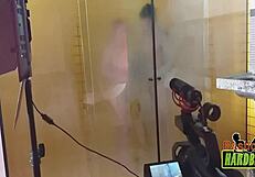 os maiores peitos do brasil nos vidros ofuscados do banho - rafaella denardin - ed j