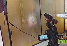 os maiores peitos do brasil nos vidros ofuscados do banho - rafaella denardin - ed j