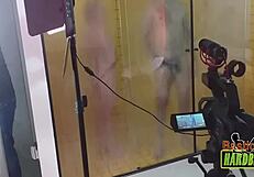 os maiores peitos do brasil nos vidros ofuscados do banho - rafaella denardin - ed j