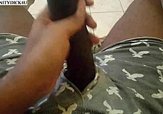 सेक्सी सिसकारती हैंडजॉब बड़े काले लंड पर 😍