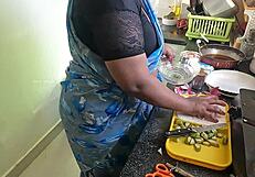 तमिल मेड Kanika के सामने हार्ड लंड फ्लैश कर मस्ती में मुठ मारी