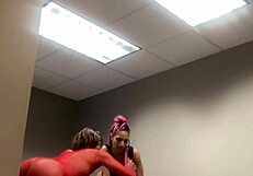 वाह, इन लैटिना और एबोनी बेब्स को रफ थ्रीसम में देखो!