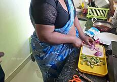 तमिल मेड Kanika के सामने हार्ड लंड फ्लैश कर मस्ती में मुठ मारी