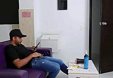 mi mejor amiga me ayudó a relajarme después de sorprenderme masturbándome