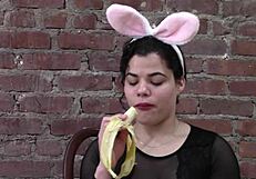 रोक्सी को लिपस्टिक वाला केला चूसना पसंद