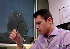 गे सहकर्मी ऑफिस में रिमजॉब और गांड चुदाई