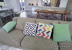 छोटी चेस्टनट ने विशाल लंड चूसा और चोदा