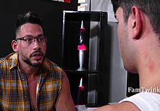 स्टेप डैड रॉब क्विन और मिगुएल रेयेस से गंद की पेमेंट लेता है