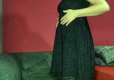 स्टेपमॉम को पीछे से हॉट अपस्कर्ट में चोदा