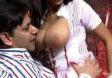 बड़ी छाती वाली ब्रूनेट मिल्फ की चूत को दोस्तों के सामने पेला, वो कराहती रही