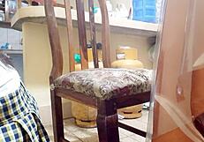 estudiante se masturba mientras su padrastro pasea en casa