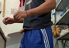Joven Mexicano Se Masturba En Una Tienda De Abarrotes