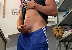 Joven Mexicano Se Masturba En Una Tienda De Abarrotes