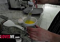 एंजल विंडेल, इतनी प्यारी टीन, क्या उसकी टांगों के बीच तरस रही है?