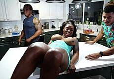 कर्वी एबोनी की जंगली गैंगबैंग की चाहत 2 बड़े काले लंड के साथ