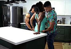 कर्वी एबोनी की जंगली गैंगबैंग की चाहत 2 बड़े काले लंड के साथ