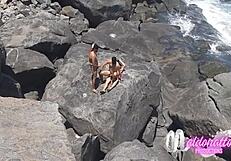 Rio de Janeiro Brazil के पब्लिक बीच पर एमेच्योर चुदाई का मजा