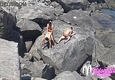 Rio de Janeiro Brazil के पब्लिक बीच पर एमेच्योर चुदाई का मजा