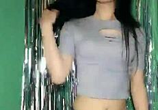 Hot girl performs a sexy dance on Uplive show