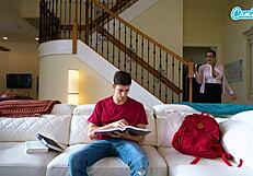 हे, मिल्फ अपने सौतेले बेटे को विशाल लंड से चोदवाती है