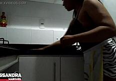 alessandra marques dançando na cozinha