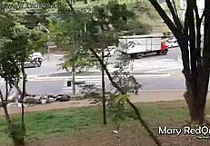 पब्लिक में मुठ मारते पकड़ा गया, जवान स्टड्स को चूसना पड़ा