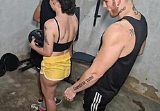 बायसेक्शुअल जिम वर्कआउट बड़ा लंड बेयरबैक हैंडजॉब में बदल गया!