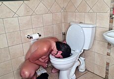 छोटी टॉयलेट रंडी कटोरी चाटते हुए चूत रगड़कर झड़ती है